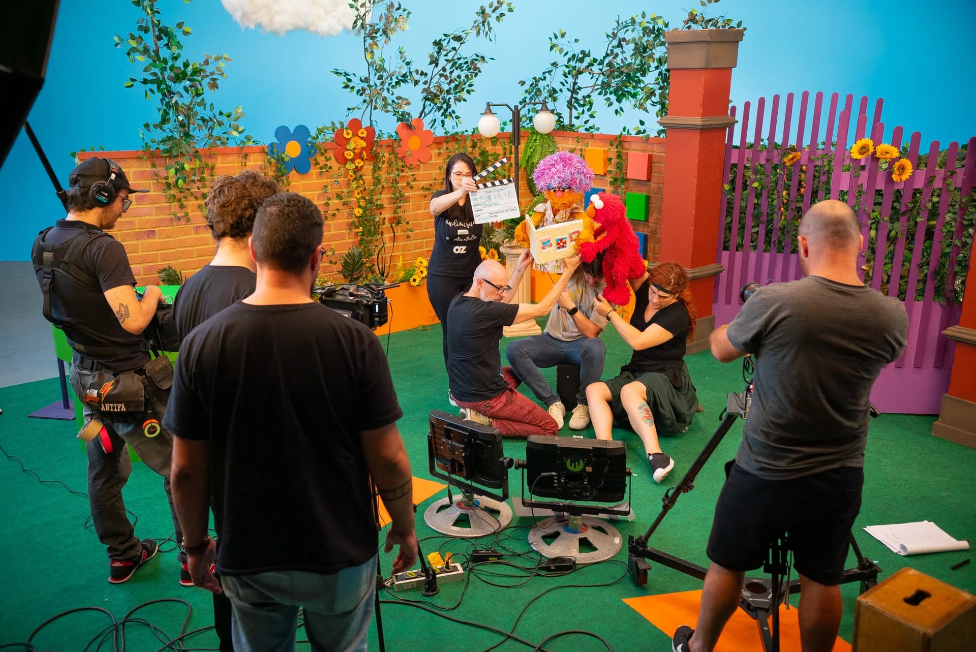 Equipe preparando os Muppets para uma cena