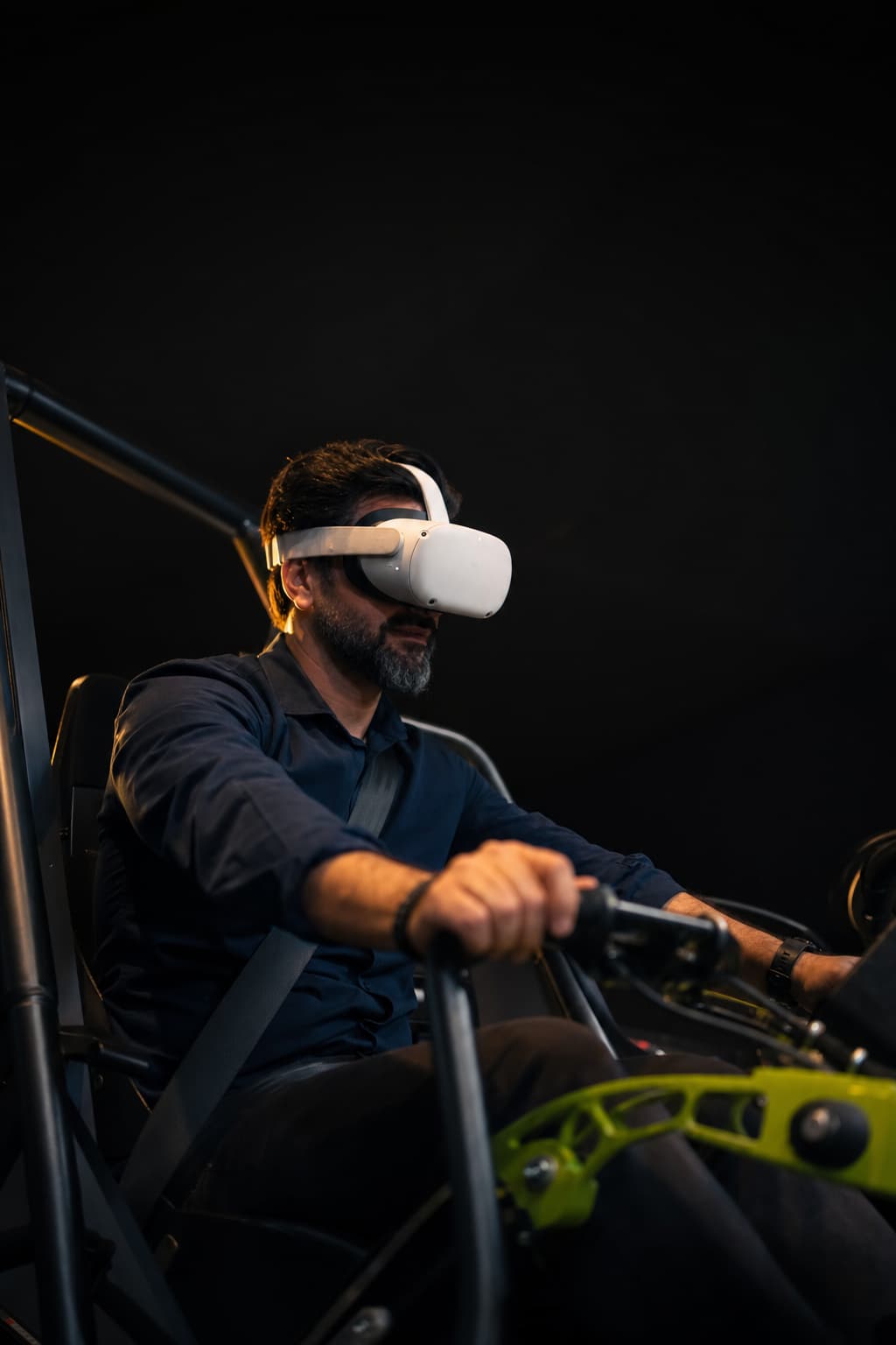 Participante usando óculos de realidade virtual no simulador de impacto da Oz