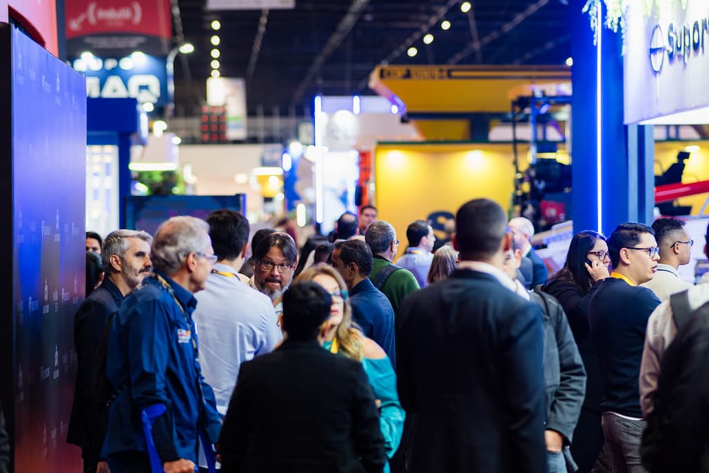 Visitantes circulando entre os estandes da Paving Expo 2025