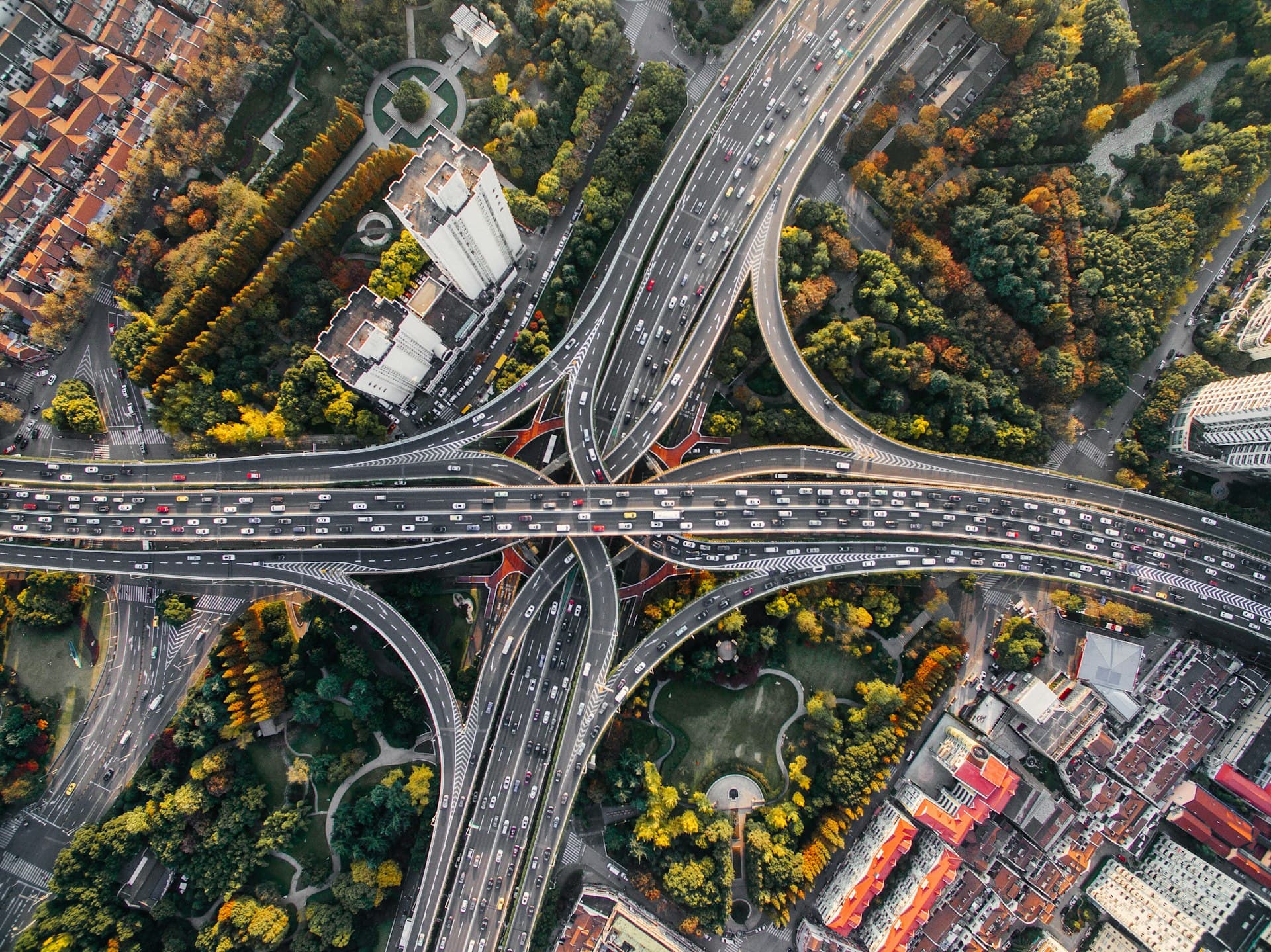 Vista aérea de un cruce de carretera con tráfico intenso