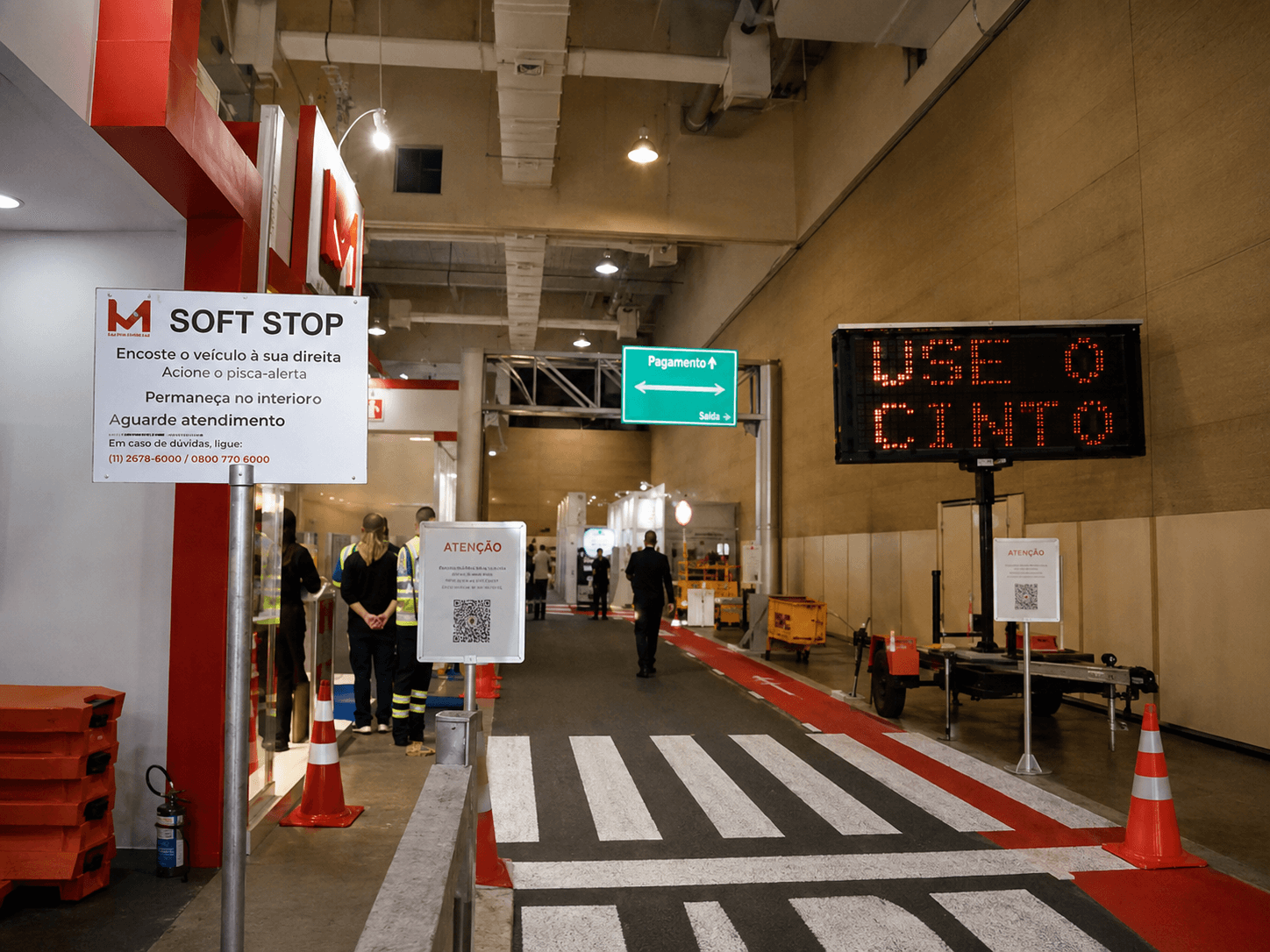 Circulação de pessoas, estandes e tecnologia exposta na TranspoQuip & ExpoParking