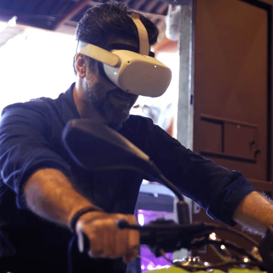 Pessoa usando óculos de realidade virtual em simulador de impacto da Oz Produtora